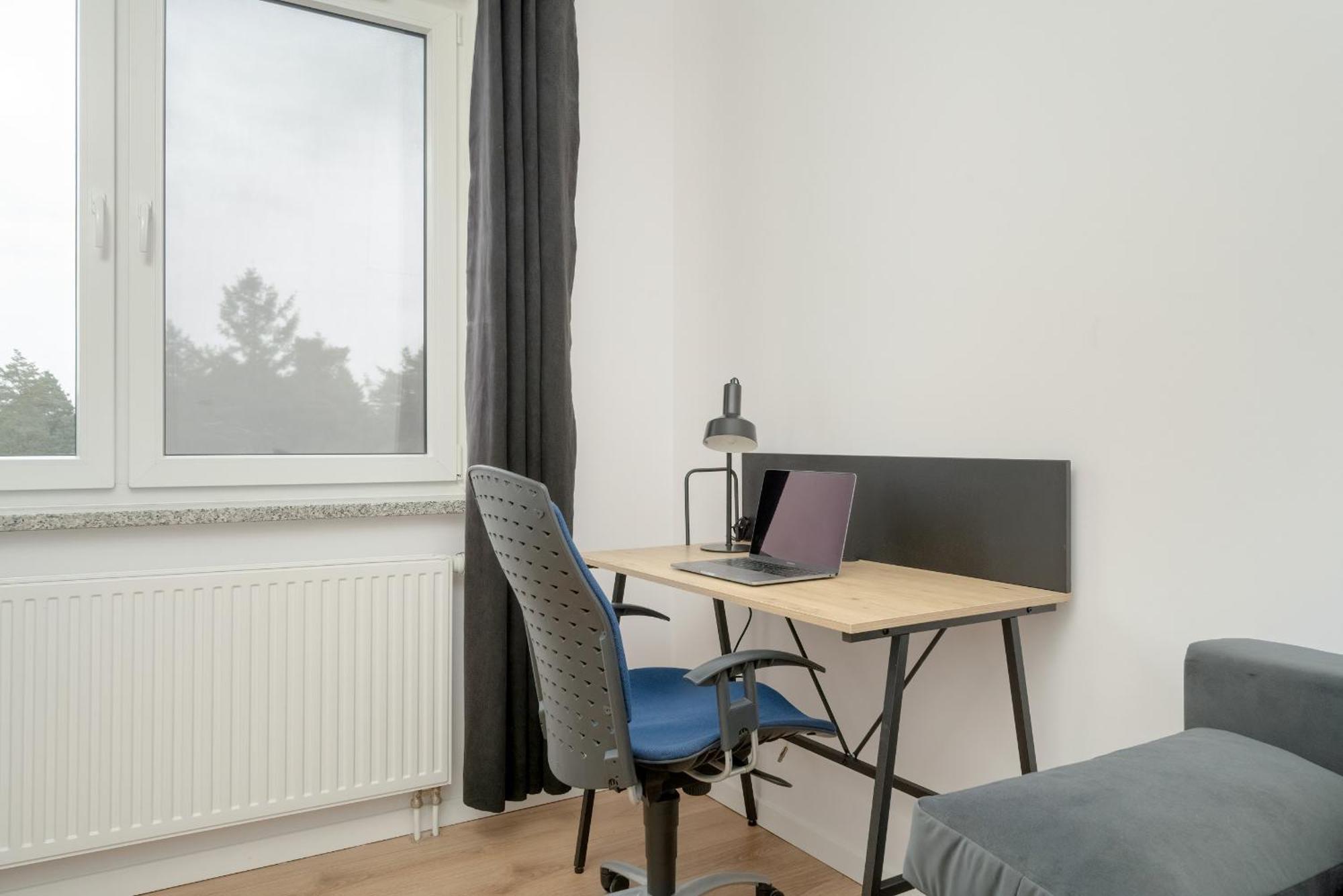 With 2 Bedrooms & Balcony And Free Garage By Renters Apartament *