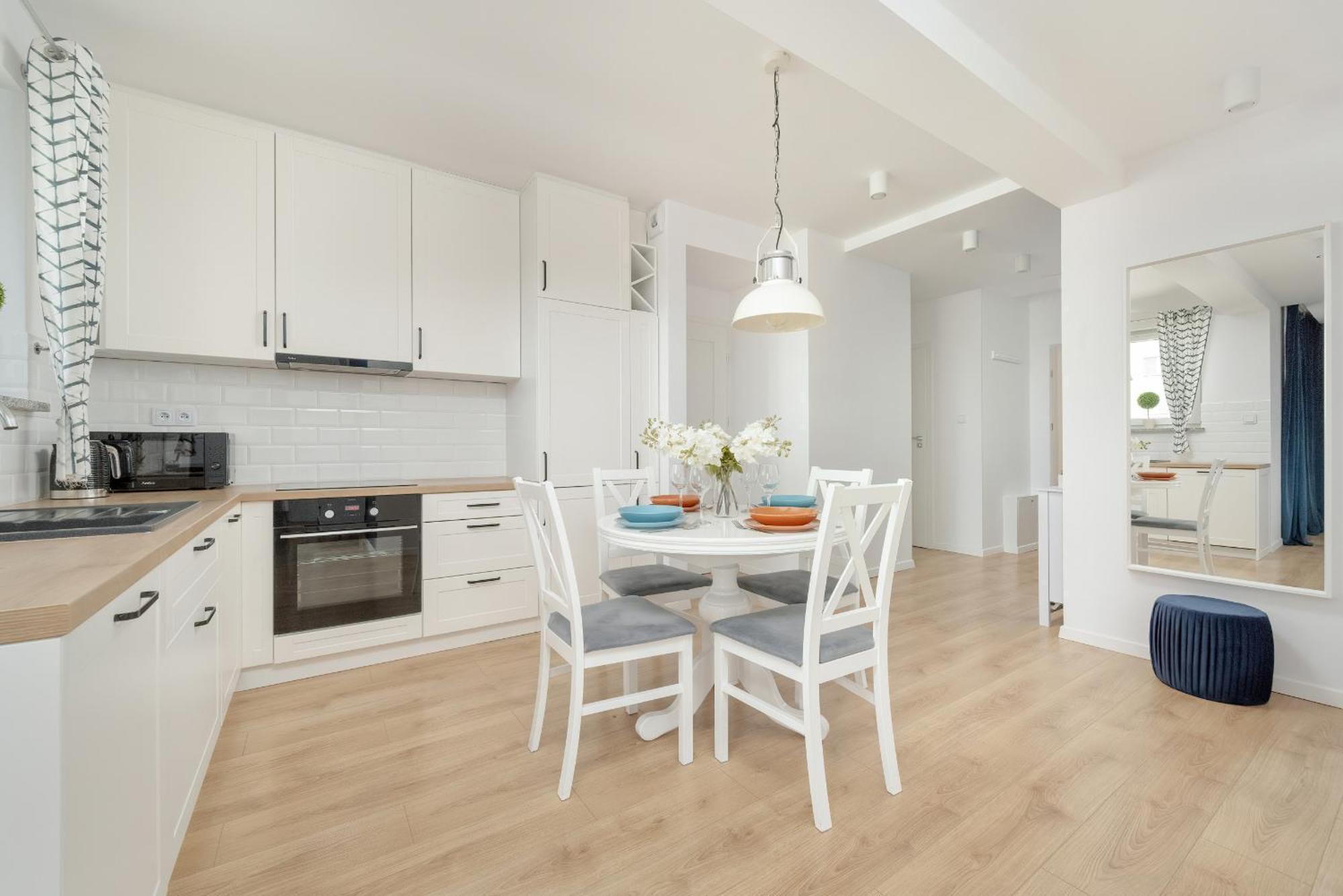 Apartament With 2 Bedrooms & Balcony And Free Garage By Renters *