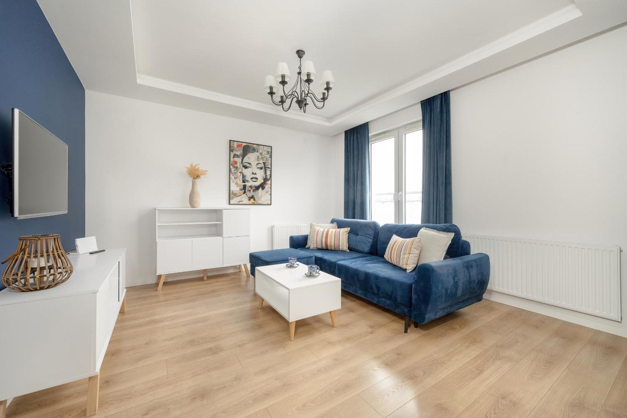 With 2 Bedrooms & Balcony And Free Garage By Renters Apartament *
