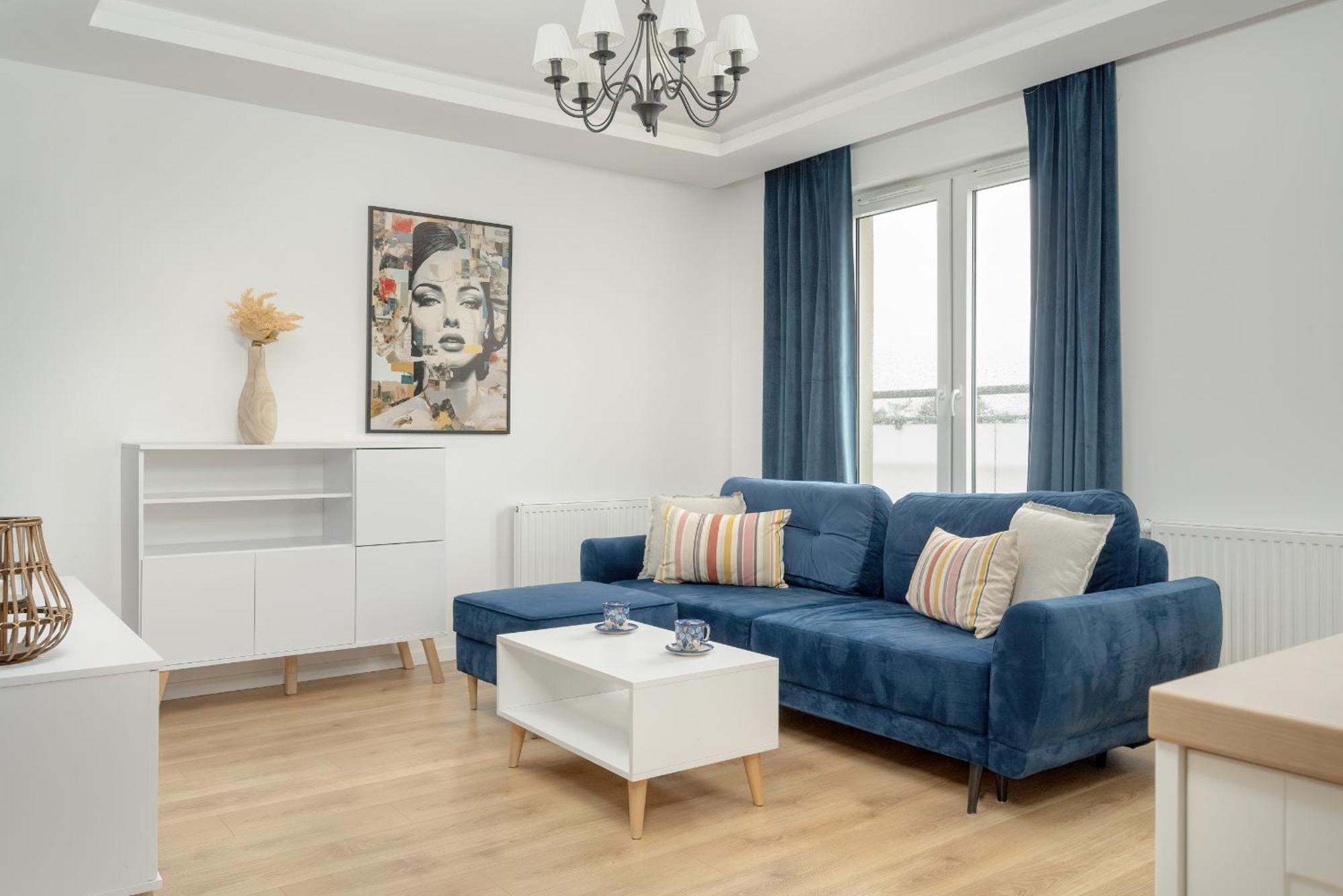 With 2 Bedrooms & Balcony And Free Garage By Renters Wrocław