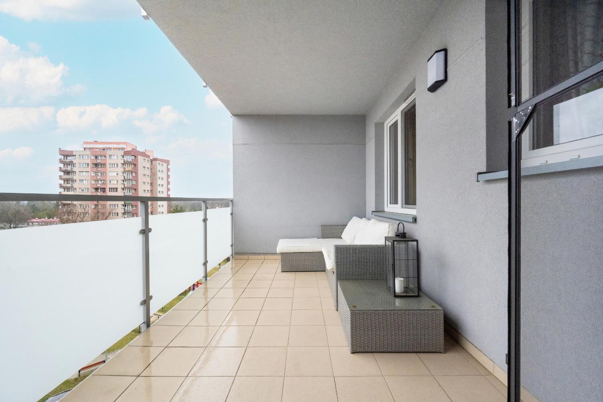 With 2 Bedrooms & Balcony And Free Garage By Renters * Wrocław