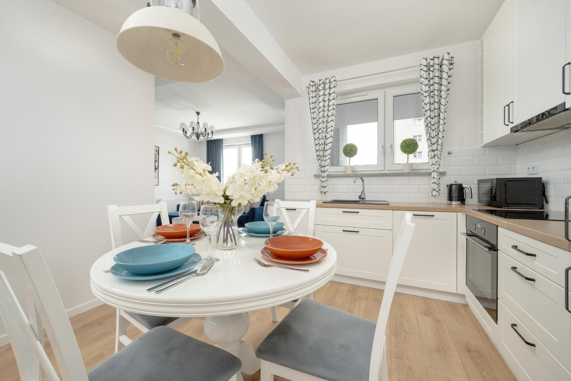 With 2 Bedrooms & Balcony And Free Garage By Renters Apartament Wrocław