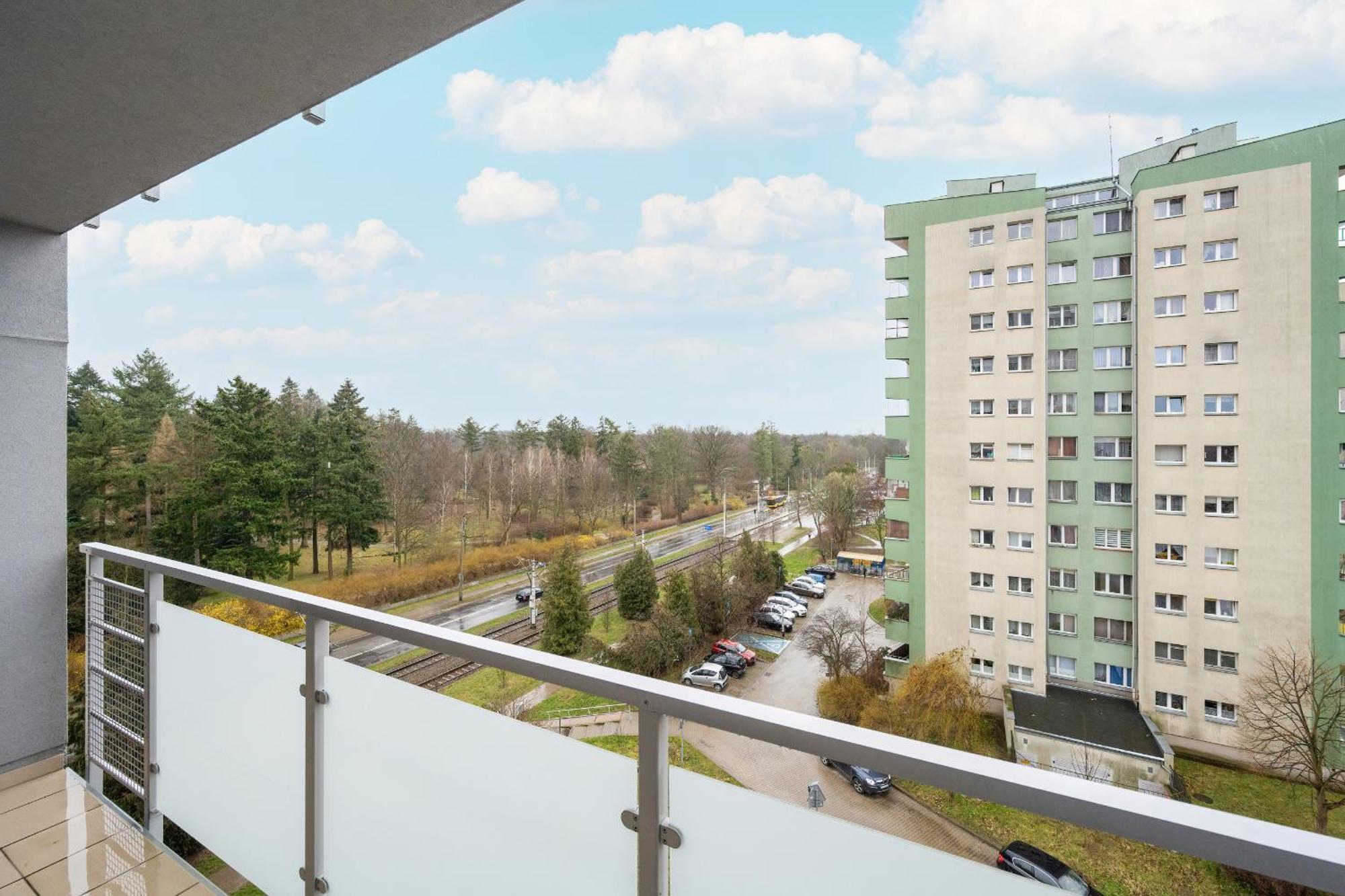 With 2 Bedrooms & Balcony And Free Garage By Renters Apartament