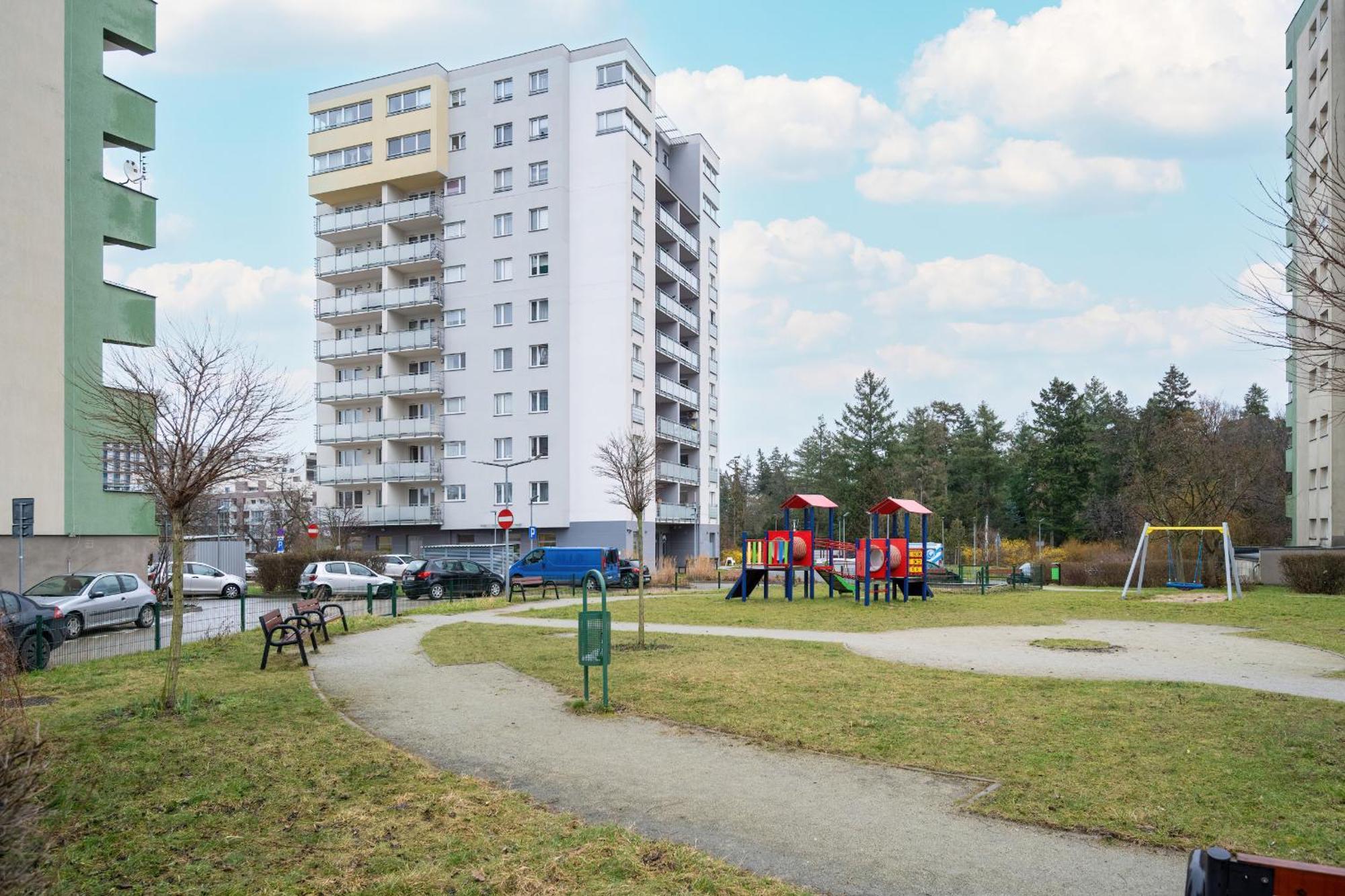 With 2 Bedrooms & Balcony And Free Garage By Renters Apartment Wroclaw